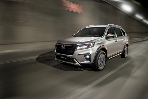 Motor mejorado de cuatro cilindros, 1.5 litros, 16 válvulas y 119 caballos de fuerza. Incluye Honda Sensing® para la versión Touring, además de incorporar 6 bolsas de aire. Creció a 4.45 m de largo, 1.68 m de alto, 1.78 m de ancho y 2.7 m entre ejes.