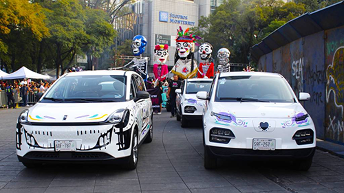 Esta fue la segunda edición en la que SEV México participó como patrocinador de la Mega Procesión de Catrinas.<br />
Tres vehículos SEV realizaron el recorrido que inició en el Ángel de Independencia y finalizó en el Zócalo de la Ciudad de México.