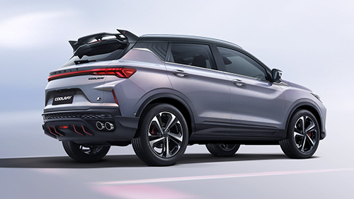 Ciudad de México. 11 de diciembre de 2024.- Geely México dio a conocer a sus clientes que les ayudará otorgando un descuento del 60% en la compra de autopartes, en caso de existir robo de alguna de ellas. Este apoyo se prolongará hasta por 4 años luego de que cliente haya realizado la compra de su unidad. Esta iniciativa pretende desincentivar el mercado negro de autopartes, así como incrementar la lealtad y satisfacción del cliente.</p>
<p>Como marca nueva, Geely busca dar seguridad y tranquilidad a sus clientes al adquirir cualquiera de sus modelos. Demuestra su compromiso a largo plazo con el mercado mexicano y, con ello, desea eliminar cualquier inquietud relacionada con el servicio postventa, al ofrecer accesorios y refacciones siempre disponibles en las agencias de la marca. Recordemos que esto será posible gracias a la alianza que Geely tiene con DHL Supply Chain, quien se encargará de distribuir las autopartes en tiempo y forma en cualquier rincón del país, donde estarán las agencias Geely, las cuales llegarán a 100 puntos de venta en 2025.</p>
<p>Además, con el fin de garantizar que la experiencia en la compra de un Geely sea certera, estará colaborando junto con los concesionarios para ayudar, por cuatro años u ocho veces (dos por año) con el servicio de piezas robadas. Todos los clientes Geely podrán solicitar en cualquiera de las agencias, un reemplazo de piezas robadas durante el tiempo válido o por el número de eventualidades antes mencionado.</p>
<p>Cabe aclarar que el descuento sólo aplica en ciertas piezas, éstas son: fascia delantera, fascia trasera, emblemas, parrilla, faros, calaveras, faros de niebla y espejos laterales, únicamente. En las autopartes que no aplica son: accesorios, rines y llantas, entre otras.</p>
<p>Asistencia en el camino, 365 días del año </p>
<p>Por otro lado, Geely México ofrecerá, a cualquier cliente que compré algunos de sus autos, la asistencia en el camino los 365 días del año, las 24 horas del día, también por el periodo de los primeros cuatro años de uso. Geely México revela que incluirá los siguientes elementos:</p>
<p>Servicio de grúa (dos veces al año y cubre hasta 100 km de distancia).<br />
Relleno de tanque (dos ocasiones al año).<br />
Pase de corriente (dos veces al año).<br />
Cambio de llantas por ponchadura (dos ocasiones al año).<br />
Uso de cerrajero en caso de que la llave se haya quedado en el interior (una vez al año).